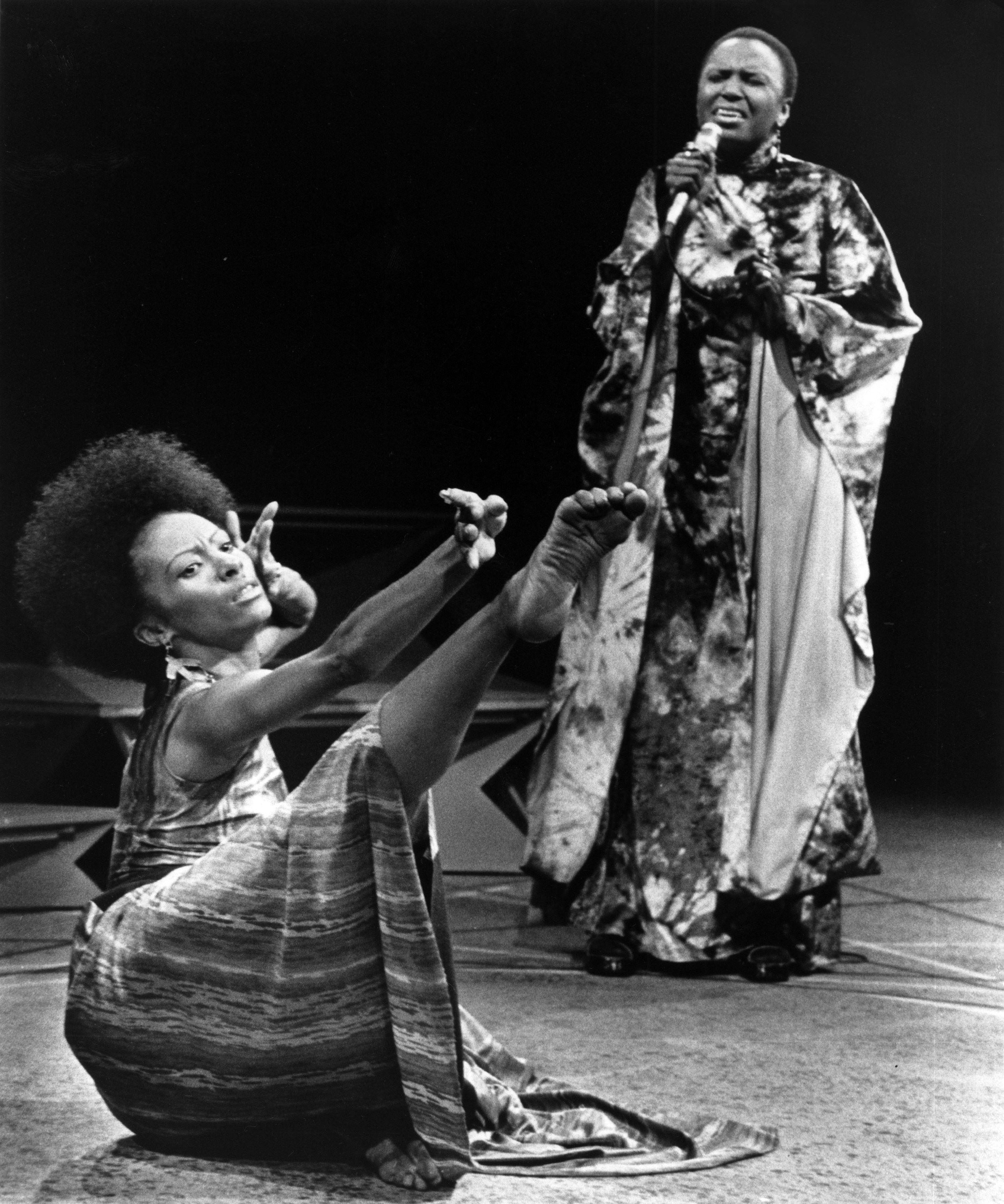 Miriam Makeba sings African songs as Judy Dearing dance. (38870)