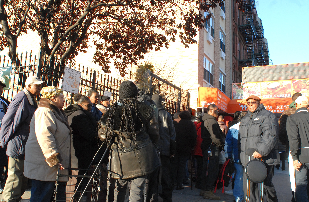 Manna's restaurant gives away free turkeys (36882)