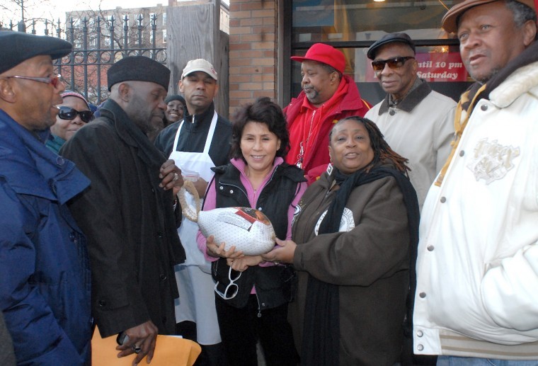 Manna's restaurant gives away free turkeys (36883)