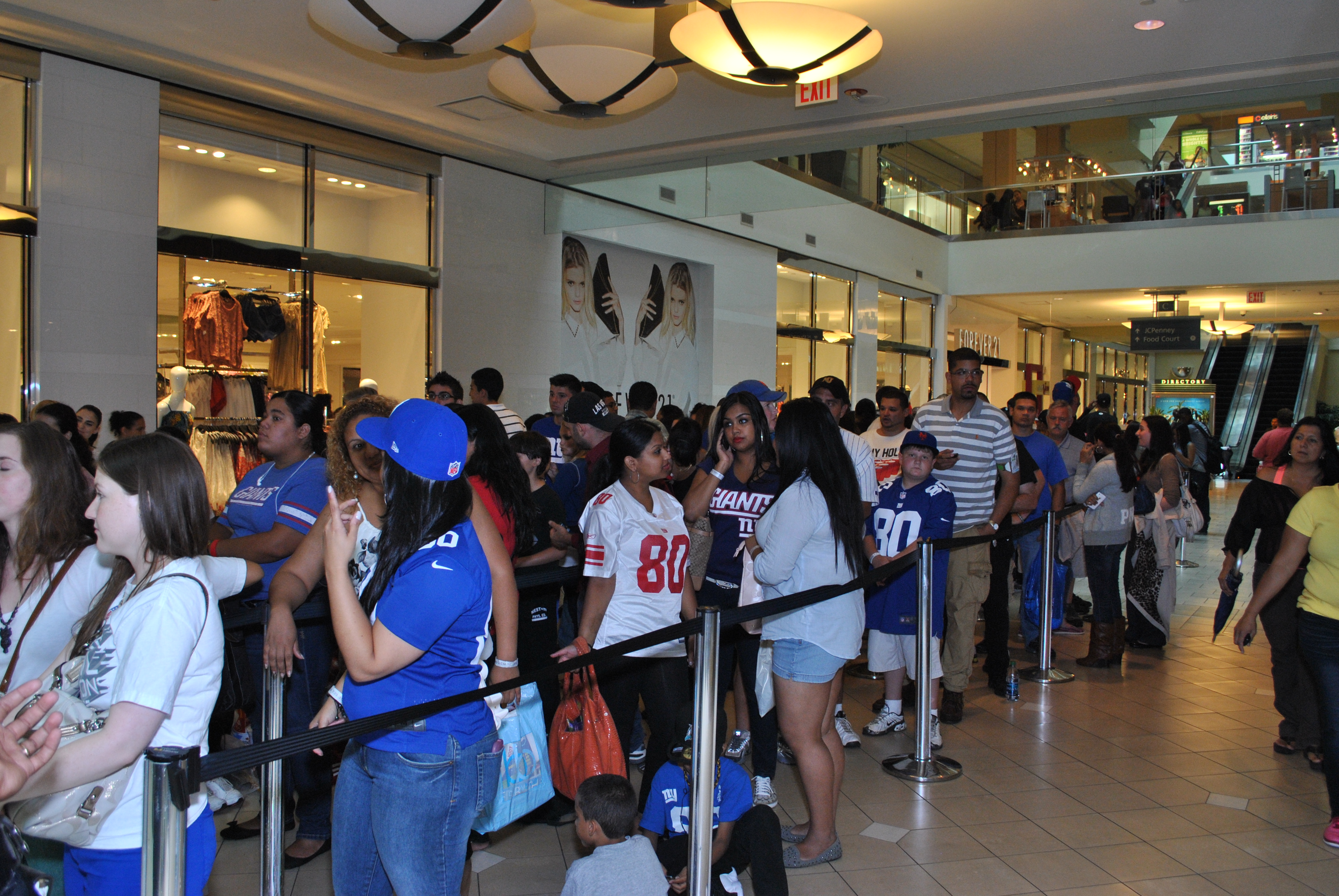 Victor Cruz releases new motivational book for fans, 'Out of the Blue' (36983)