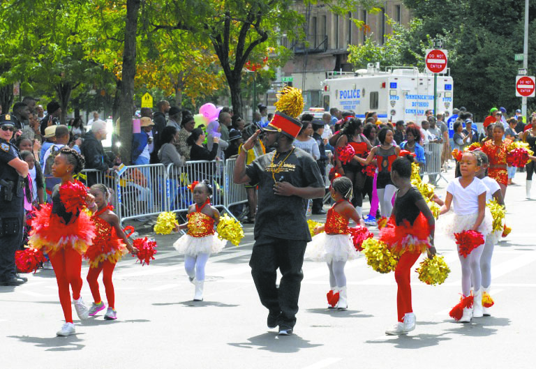 Cheerleaders Marching (32981)