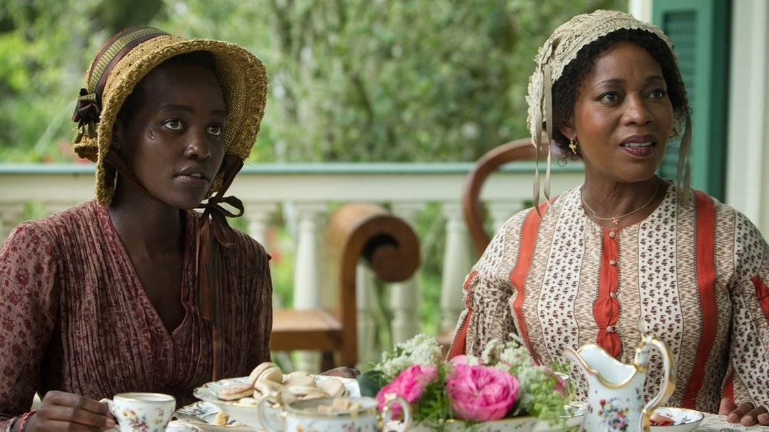 Lupita Nyong’o as Patsey and Alfre Woodard as Mistress Harriet Shaw in “12 Years a Slave” (35390)