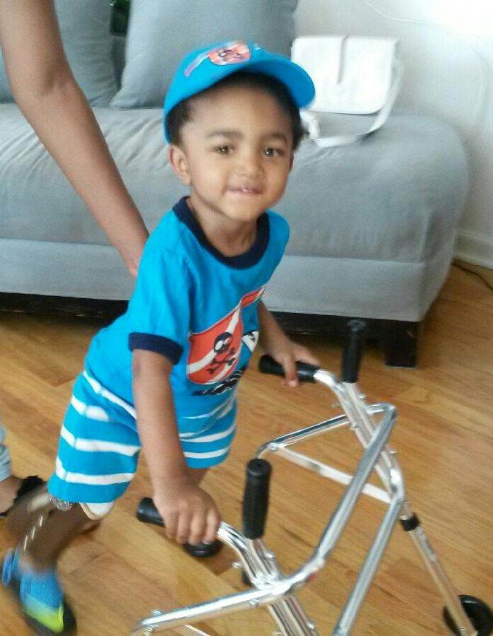 Two-year-old double amputee Kayden Kinckle wows world as he masters his walker (82385)