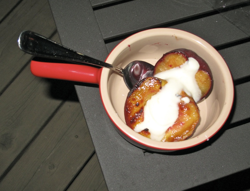 Grilled nectarines with cream (85882)