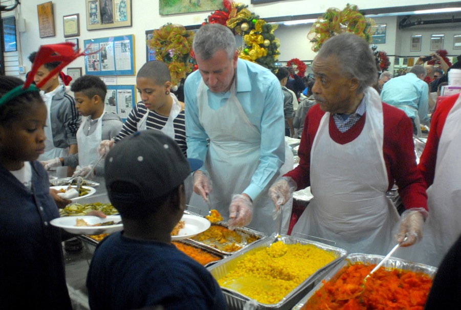Mayor Bil de Blasio and Rev. Al Sharpton serve Christmas dinner (180584)
