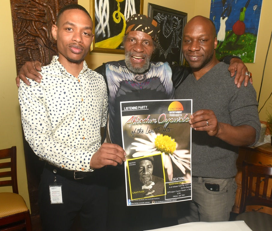 Center: Poet Abiodun Oyewole. (204018)