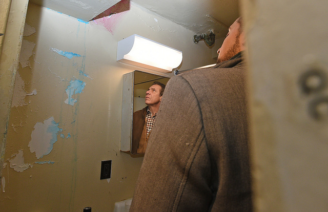 Gov. Andrew Cuomo tours conditions in Taft Houses in East Harlem (258622)