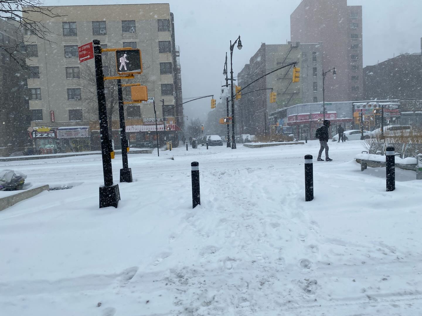 Blizzard warnings send East Coast scrambling to prepare for heavy snow and strong winds