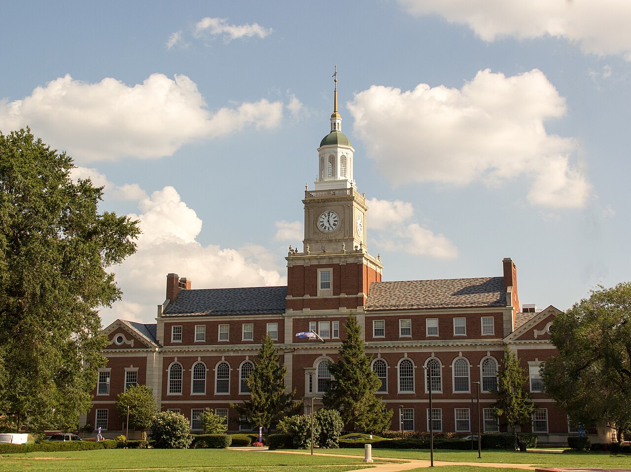 Gov. Hochul offering help to Howard University students caught up in enrollment chaos 